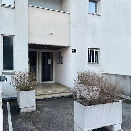 Studio Wifi Pool And Parking Place